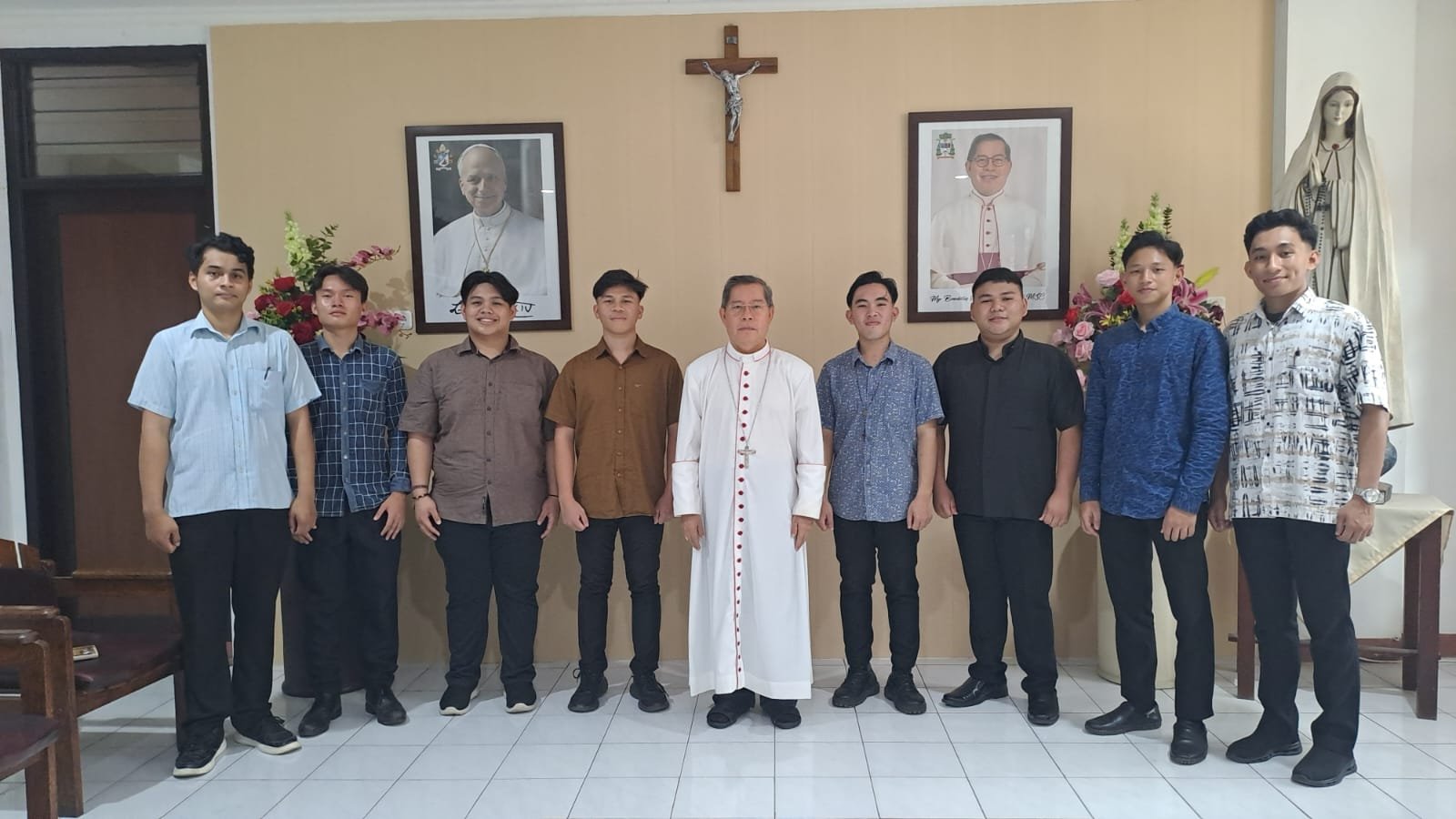 8 Calon Frater: Seminaris Seminari Kakaskasen Menghadap Uskup